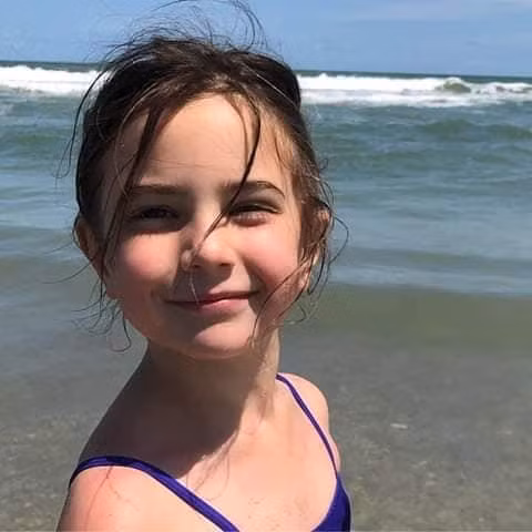 "Xinh quá!", "Thiên thần là đây!", "Đáng yêu vậy!"... là những bình luận dân mạng để lại dưới loạt ảnh của bé được đăng tải trên mạng xã hội.