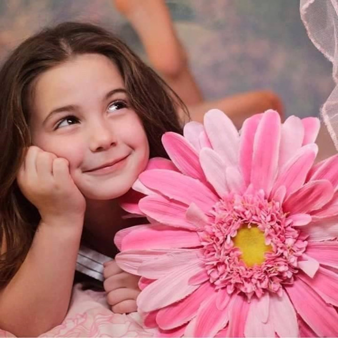 Sở hữu đôi mắt to, sống mũi cao cùng làn da trắng hồng, Alexandra được nhiều người ưu ái gọi là "thiên thần bước ra từ truyện cổ tích".