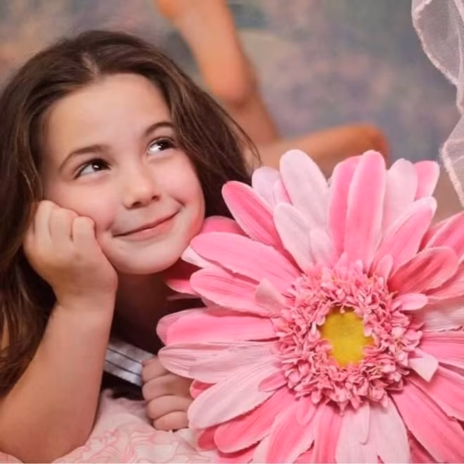 Sở hữu đôi mắt to, sống mũi cao cùng làn da trắng hồng, Alexandra được nhiều người ưu ái gọi là "thiên thần bước ra từ truyện cổ tích".