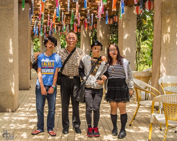 Ông Chang Koon Yuen và ba người con đang phải đi thuê nhà để ở sau khi mất hơn 400 tỷ đồng. Ảnh: Dân Việt