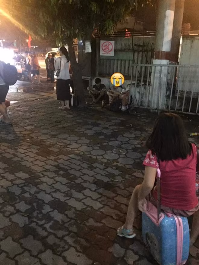 Nu sinh va vat giua dem vi khong bat duoc xe ve que nghi 30/4