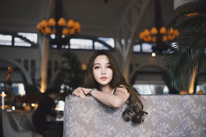 Nhưng bất chấp những lùm xùm khi thẩm mỹ quá đà, Dawn Yang vẫn gắn với biểu tượng của sự thông minh. Trong một bài phỏng vấn, tác giả Grace Yeoh của Rice Media đã bất ngờ bởi sự khéo léo và sâu sắc của người từng là blogger số một Singapore.