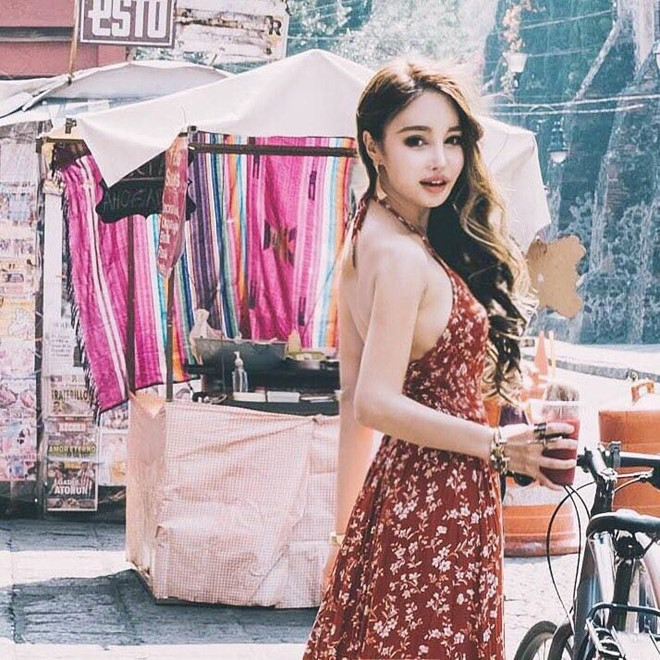 Khi có nhiều ánh mắt nhìn vào, tôi bắt đầu có ý thức hơn. Tôi sẽ lo lắng rằng mọi người sẽ nhận ra mình, vì vậy tôi phải trông thật hoàn hảo và luôn luôn hướng về phía trước", Dawn Yang tâm sự về những áp lực mà mình gặp phải khi nổi tiếng.