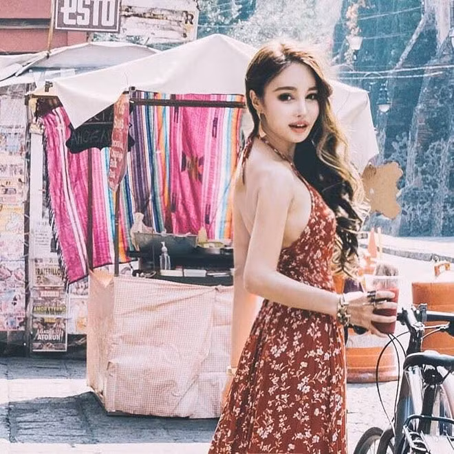 Khi có nhiều ánh mắt nhìn vào, tôi bắt đầu có ý thức hơn. Tôi sẽ lo lắng rằng mọi người sẽ nhận ra mình, vì vậy tôi phải trông thật hoàn hảo và luôn luôn hướng về phía trước", Dawn Yang tâm sự về những áp lực mà mình gặp phải khi nổi tiếng.