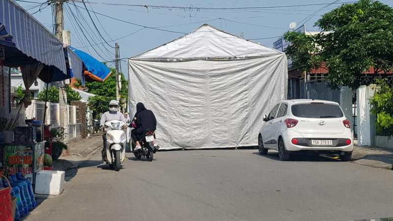 Hieu truong 3 ngay dung rap giua duong lam dam cuoi con-Hinh-3