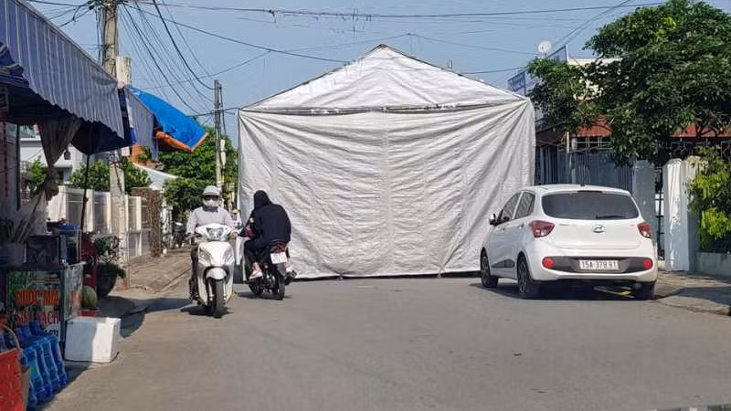 Hieu truong 3 ngay dung rap giua duong lam dam cuoi con-Hinh-3