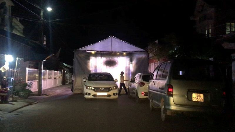 Hieu truong 3 ngay dung rap giua duong lam dam cuoi con