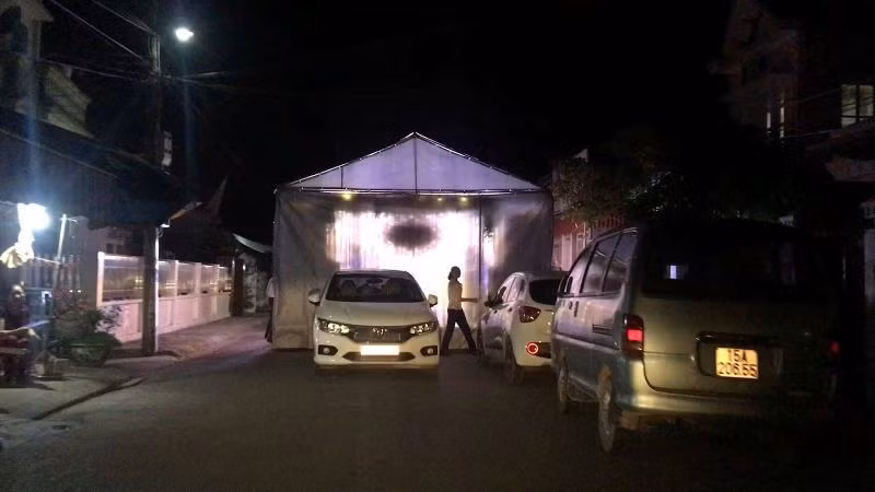 Hieu truong 3 ngay dung rap giua duong lam dam cuoi con