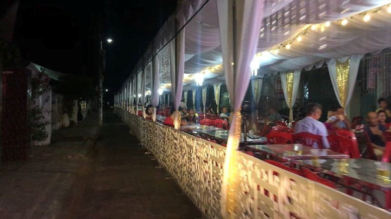 Hieu truong 3 ngay dung rap giua duong lam dam cuoi con-Hinh-2