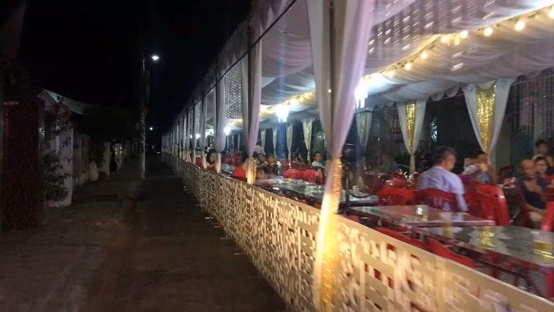 Hieu truong 3 ngay dung rap giua duong lam dam cuoi con-Hinh-2