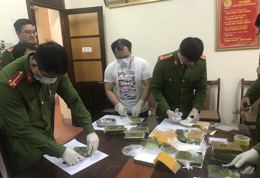 Thu giu 20 banh ma tuy duoc van chuyen tren xe khach