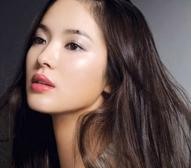  Nốt ruồi mọc trong chân lông mày là cực kỳ may mắn. Nếu là đàn ông thì dễ có được quyền lực. Là phụ nữ thì sẽ được hưởng cuộc sống giàu sang, phú quý.