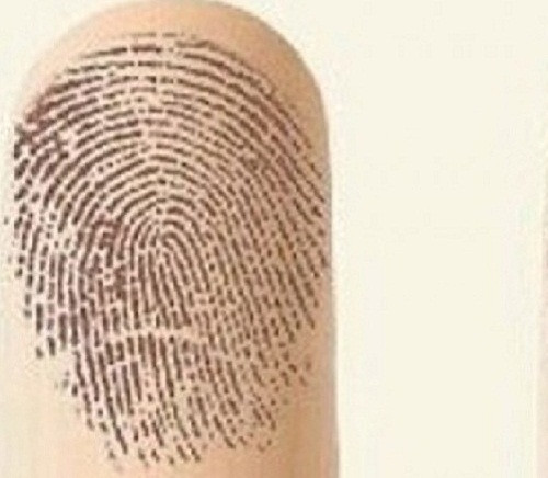 Ngón áp út có hình lưu vân là người giỏi giao tiếp và luôn được mọi người giúp đỡ. Khi về già, họ sống trong hạnh phúc bên gia đình cùng bạn bè, hàng xóm thân thiết.