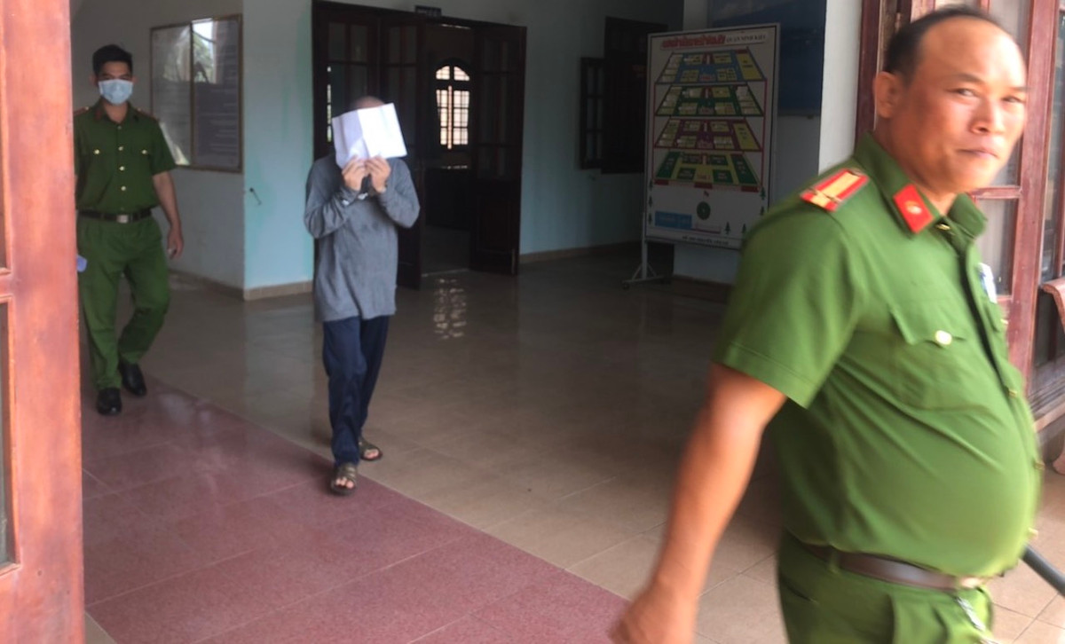 Tien si cho thieu nu sinh nam 2005 di tham quan roi dua vao...nha nghi