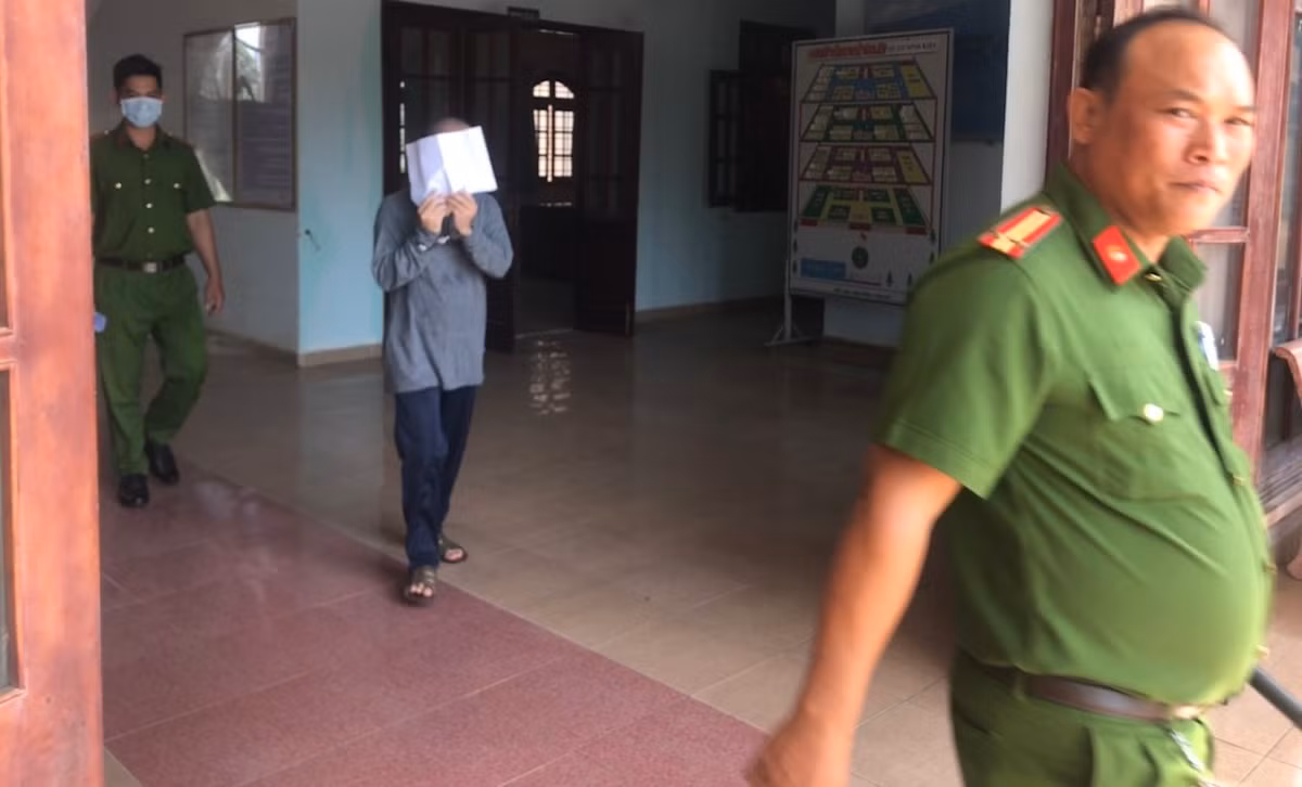 Tien si cho thieu nu sinh nam 2005 di tham quan roi dua vao...nha nghi