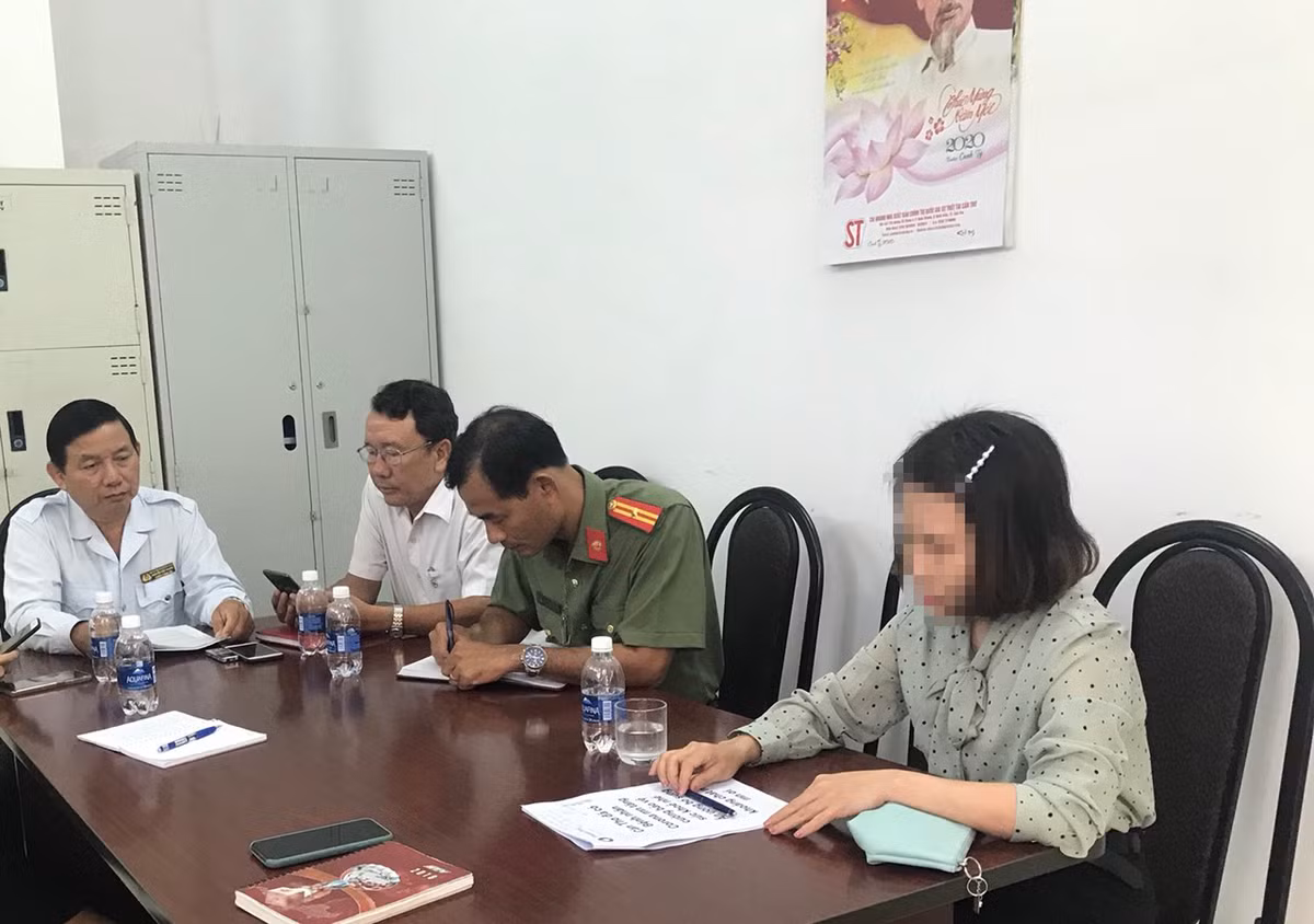 Bac si tham my dang tin sai ve virus corona, bi cong an moi lam viec