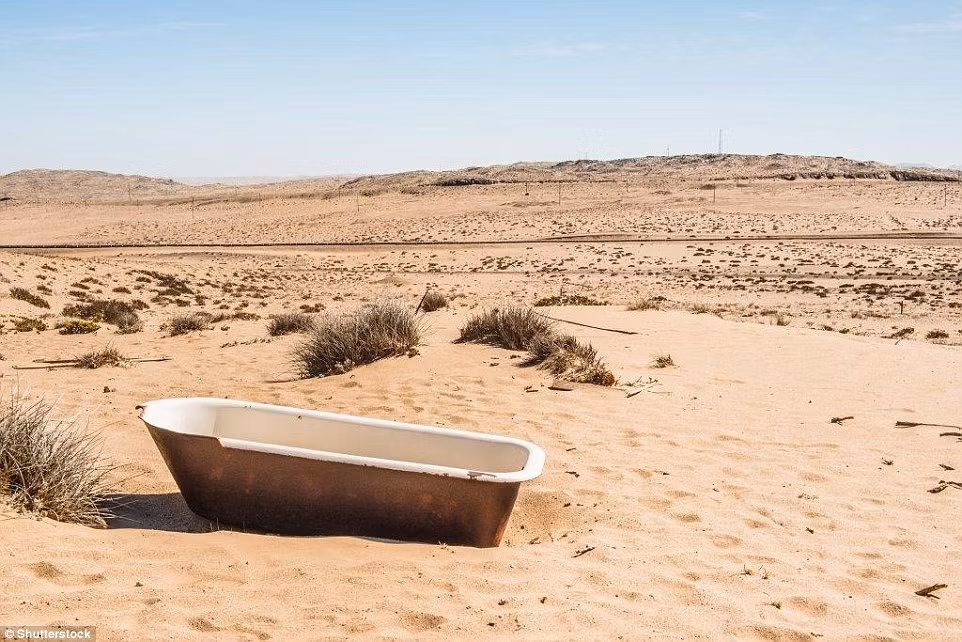 Nhiều đồ đạc, vật dụng bị người dân bỏ lại tại sa mạc Namib ở Namibia sau khi chuyển đến nơi khác sinh sống.