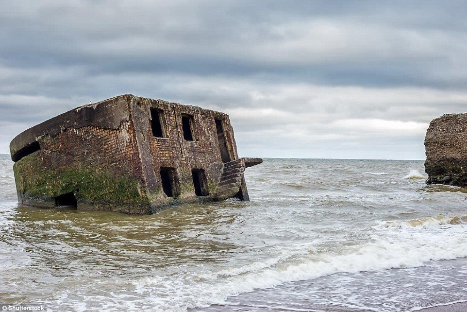 Cận cảnh một pháo đài quân sự nằm trơ trọi trên bờ biển ở thành phố Liepaja.