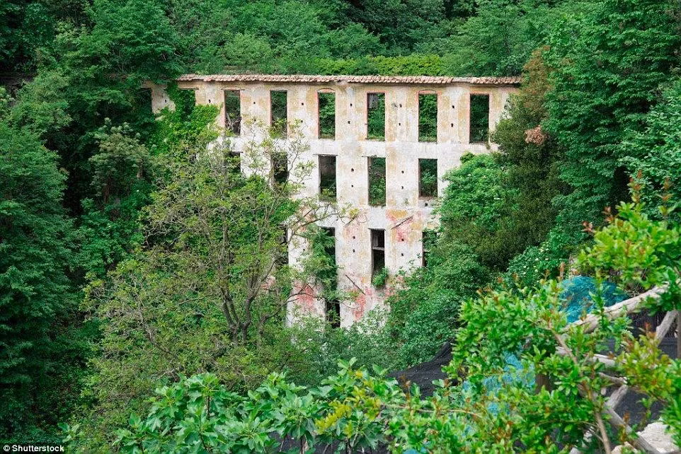 Một tòa nhà cao tầng bị cỏ cây xâm lấn. Công trình này nằm gần con đường đi bộ đường dài tại khu vực bờ biển Amalfi.