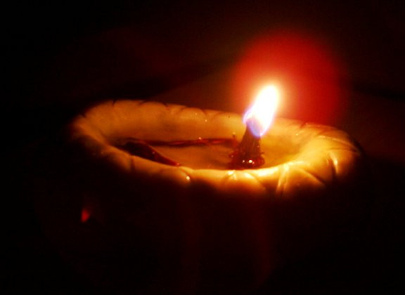 Đến năm 1534, quân đội của vua Henry VIII xông vào giáo đường Anh, giải tán các đoàn thể tôn giáo và khai quật nhiều ngôi mộ cổ.