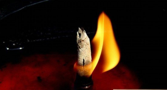 Theo một số tài liệu, những ngọn đèn này được miêu tả là để soi sáng, dẫn đường cho người chết sang thế giới bên kia.