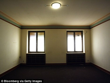 Một căn phòng bên trong dinh thự Haus am Bogensee - tư dinh duy nhất của Đức quốc xã không bị phá hủy và còn nguyên vẹn đến ngày nay. Mời độc giả xem video: Tiếp tục truy tìm tội phạm chiến tranh thời phát xít Đức (nguồn: VTC14)