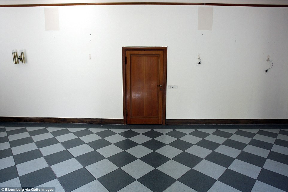 Bên trong dinh thự này có một hầm ngầm dưới lòng đất, phòng chiếu phim và phòng tiệc lớn.