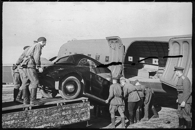 Quân Đồng minh thu giữ được một chiếc ô tô của phát xít Đức và chuyển nó lên khoang máy bay.