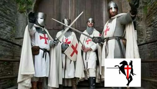 Trang phục của hiệp sĩ dòng Đền khá nổi bật và dễ nhận biết. Họ thường mặc áo trắng thêu hình thập tự đỏ.