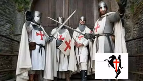 Trang phục của hiệp sĩ dòng Đền khá nổi bật và dễ nhận biết. Họ thường mặc áo trắng thêu hình thập tự đỏ.