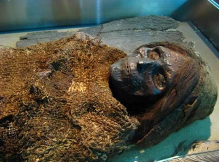 Sau một thời gian nghiên cứu, năm 2007, nhà di truyền học Jin Li nhận định một trong những xác ướp lâu đời nhất được tìm thấy ở Tarim có dấu hiệu di truyền của người Đông Á và thậm chí là Nam Á.