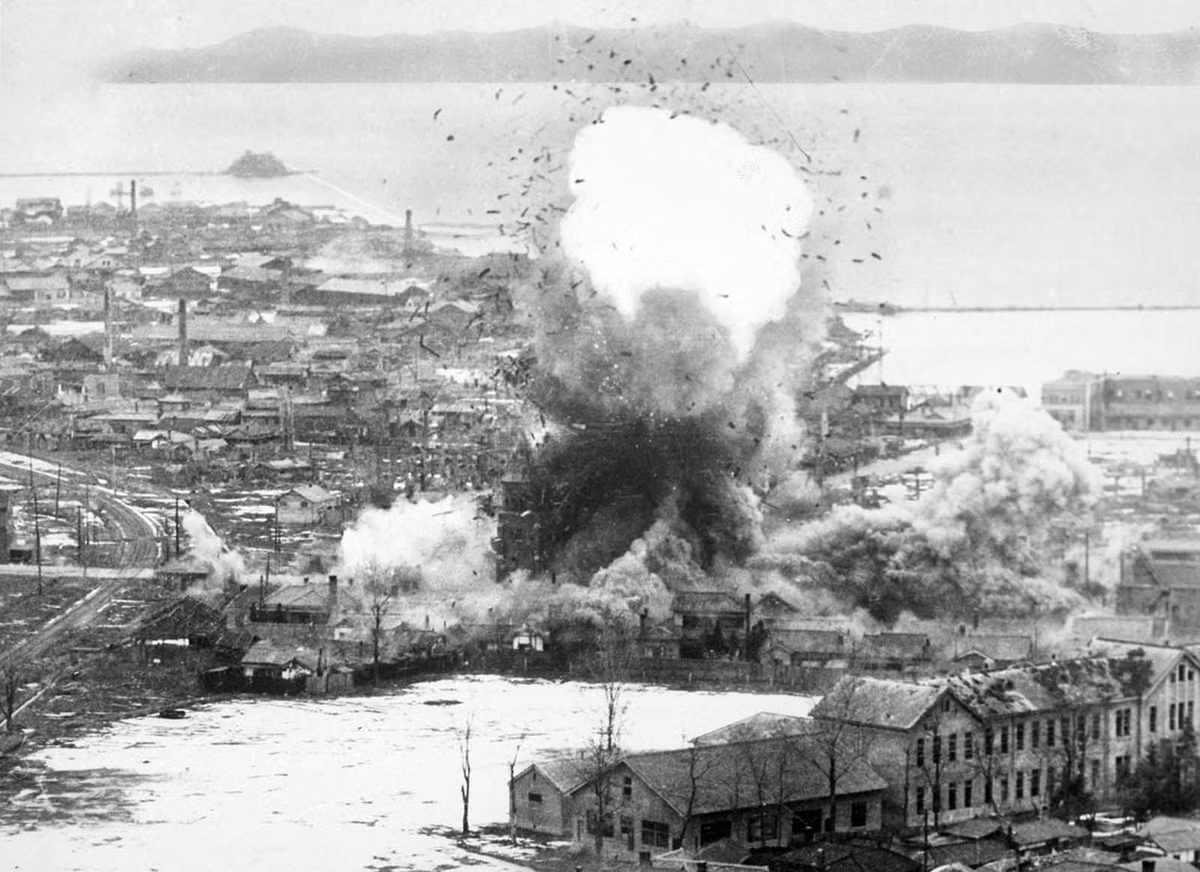 Máy bay ném bom của Mỹ không kích mục tiêu ở Wonsan năm 1951.