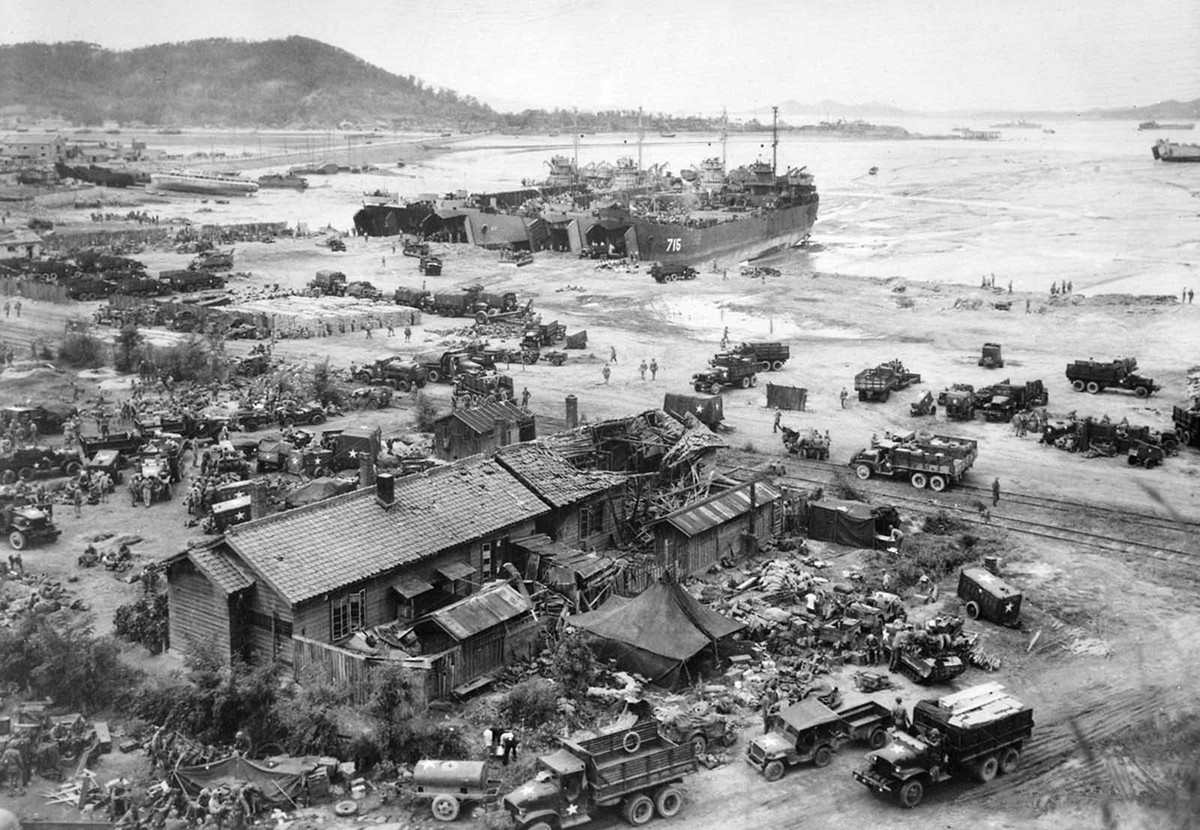 Lực lượng Mỹ đổ bộ tại cảng Inchon ngày 15/9/1950. Đây là một trong những bức ảnh lịch sử về Chiến tranh Triều Tiên diễn ra từ năm 1951 - 1953.
