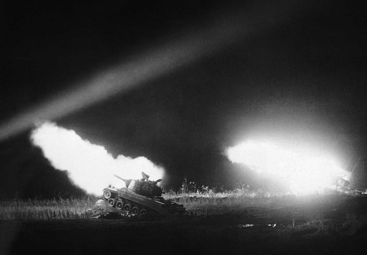 Những cỗ xe tăng khai hỏa tấn công ồ ạt đêm ngày 16/1/1952.