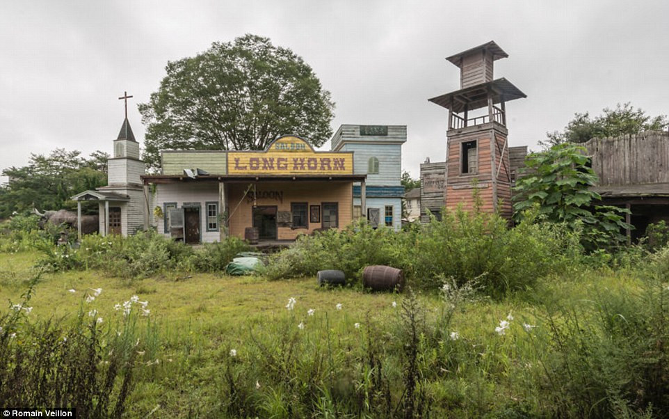 Một công viên chủ đề ở Nhật Bản bị cỏ dại mọc um tùm khắp nơi sau nhiều năm không được sử dụng.