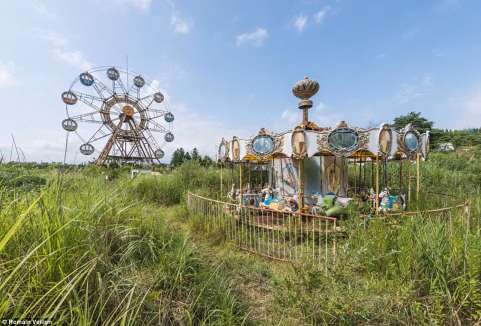 Vòng đu quay trong công viên giải trí trở nên cũ kỹ, bị hoen rỉ sau khi bị người đời lãng quên.