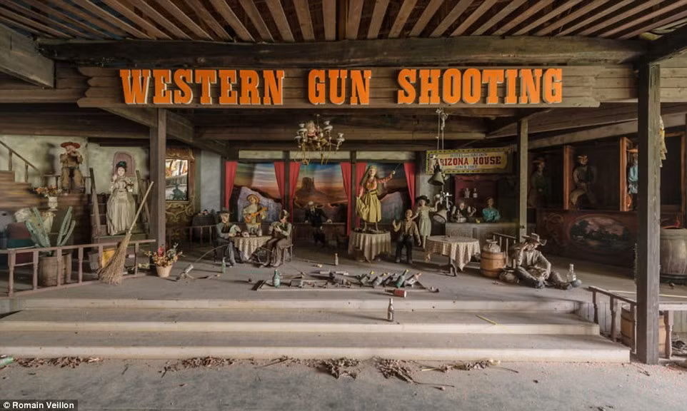 Nhiều đồ chơi, hình nộm phủ lớp bụi dày. Khung cảnh tĩnh mịch, rùng rợn này được chụp tại một công viên giải trí bỏ hoang sầm uất một thời của Nhật Bản.