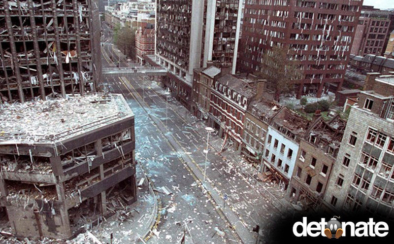 Nhiều tòa nhà trên phố Wormwood ở thủ đô London (Anh) bị hư hại nặng sau một trận đánh bom xe tải diễn ra ngày 24/4/1993.