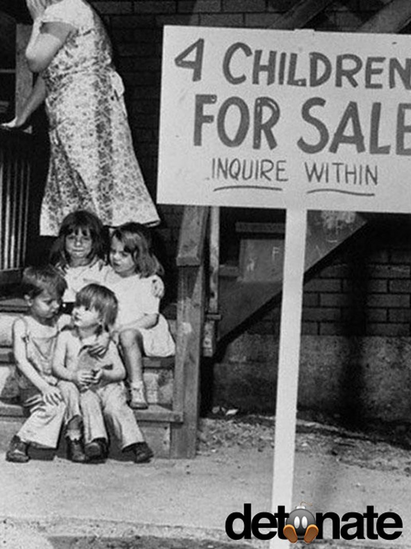 Người mẹ treo biển rao bán 4 người con vì hoàn cảnh gia đình khó khăn. Ảnh chụp những năm 1940.