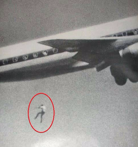 Keith Sapsford, 14 tuổi, rơi từ độ cao 60m xuống mặt đất gây chấn động dư luận những năm 1970. Cậu bé trong bức ảnh đã trốn trong bánh máy bay của hãng hàng không Nhật Bản trong hành trình đi từ Sydney (Australia) đến Tokyo (Nhật Bản). Sau khi máy bay cất cánh, Sapsford bị văng ra khỏi bánh máy bay và thiệt mạng.