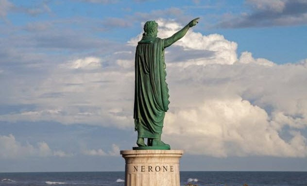 Khác với cuộc hôn nhân với Pythagoras, Nero đóng vai trò chú rể khi cưới Sporus làm vợ.