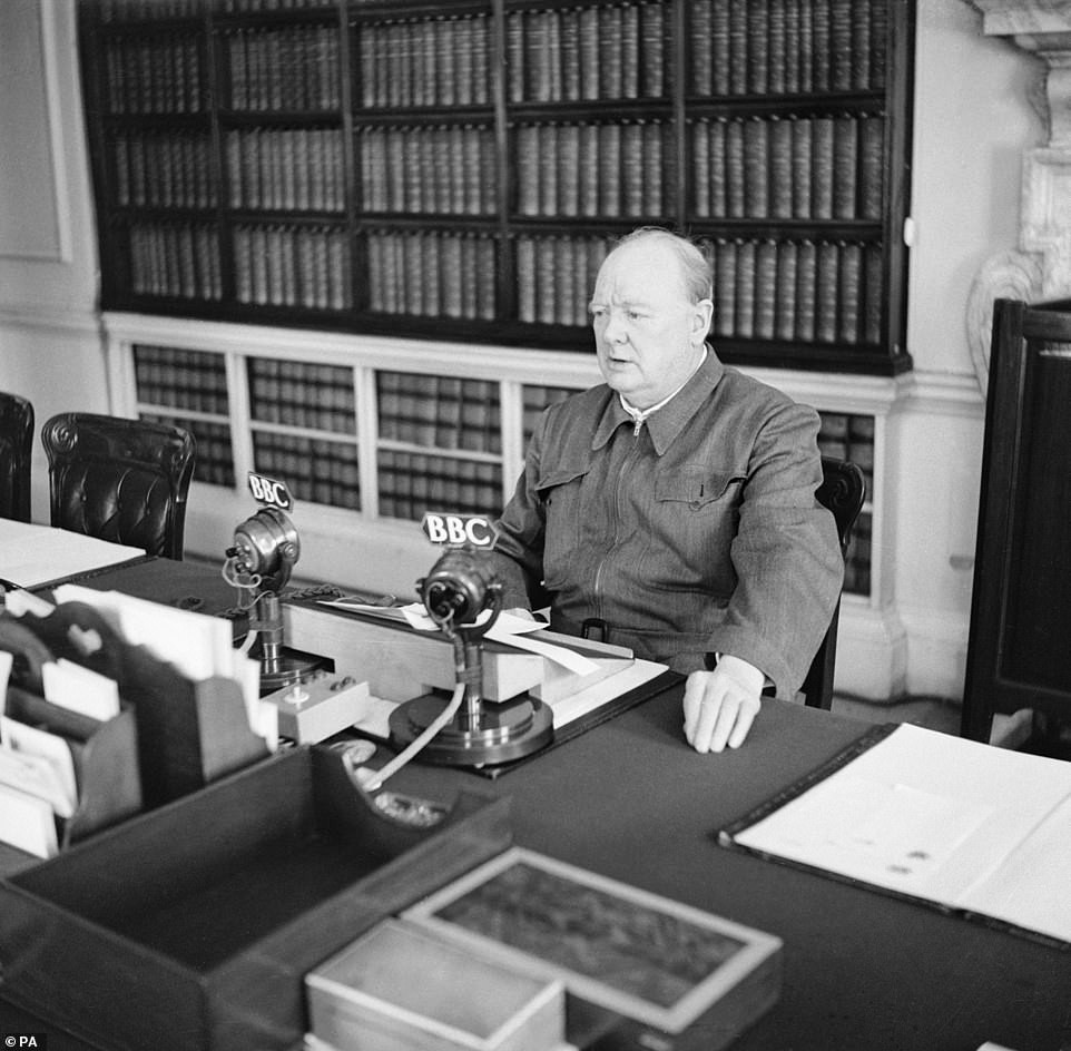Thủ tướng Anh Winston Churchill đưa ra thông báo trên đài phát thanh tại văn phòng nằm tại số 10 phố Downing, London năm 1942.