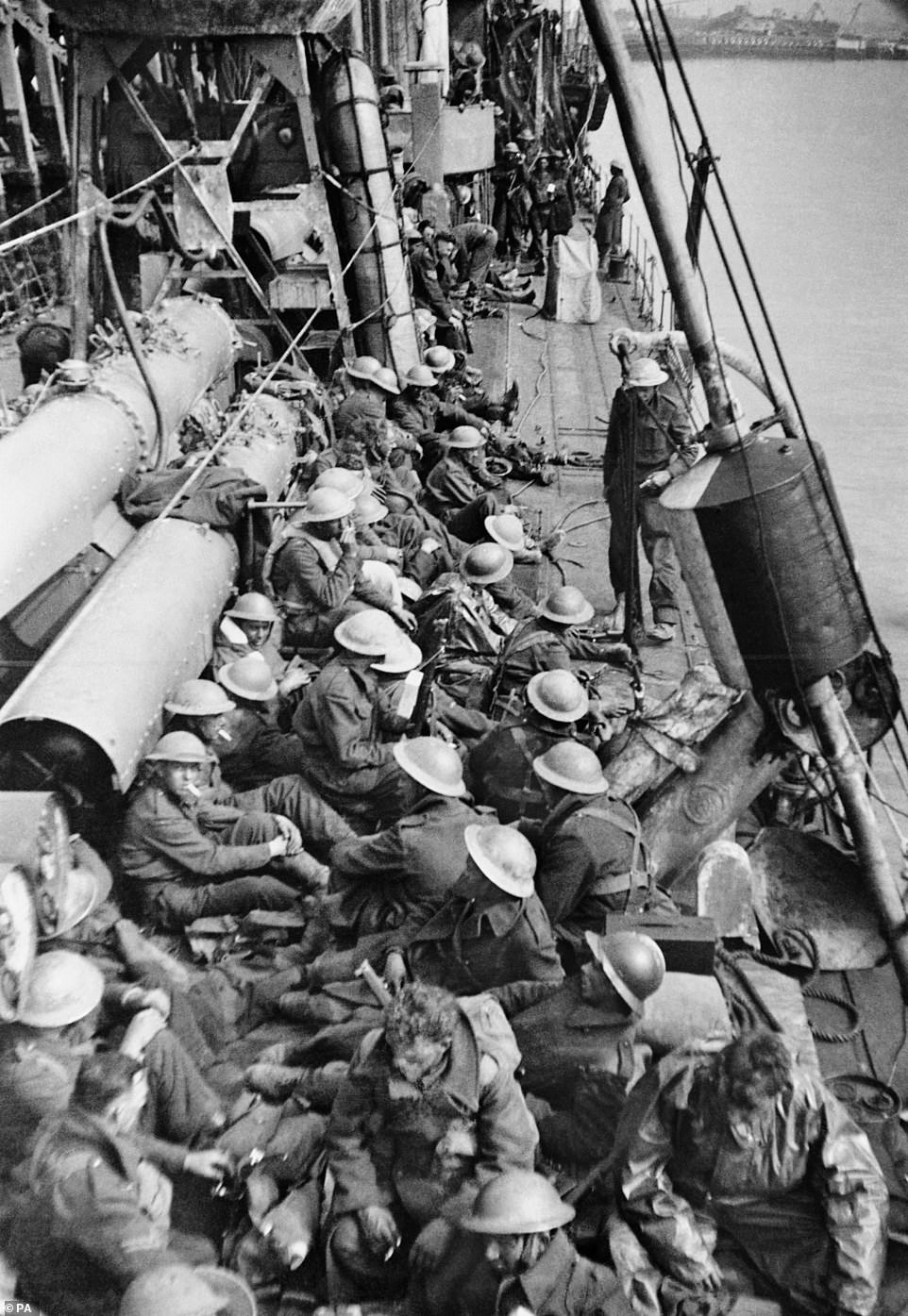 Binh sĩ ngồi chật kín trên boong tàu khu trục HMS Vanquisher trên đường từ Dunkirk trở về Anh năm 1940.