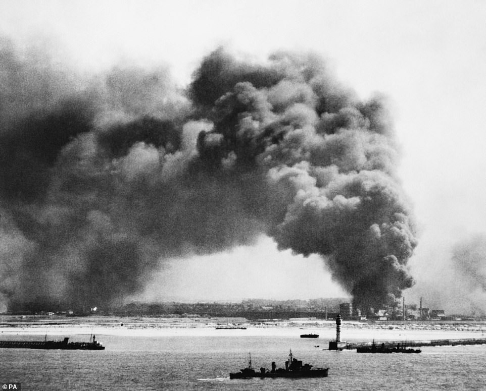 Trong cuộc di tản Dunkirk từ tháng 5 - 6/1940, quân đồng minh tiêu hủy các bể chứa dầu để chúng không rơi vào tay phát xít Đức. Đây là cuộc di tản với quy mô lớn được thực hiện trong Thế chiến 2.