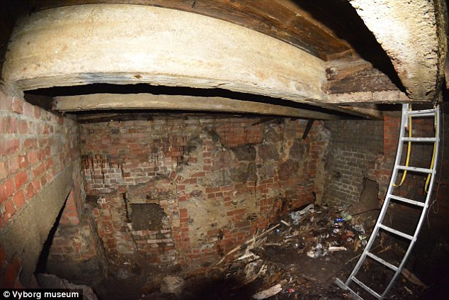 Trò chơi này khá phổ biến ở nhiều nước trong suốt nhiều thế kỷ. Các chuyên gia đã tìm được những trò chơi tương tự tại các di chỉ cổ xưa ở Ấn Độ, Trung Quốc, La Mã.