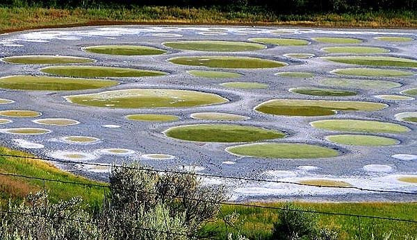 Vào mùa hè, hầu hết nước trong hồ Chấm Bi bốc hơi hết, để lại trên bề mặt các loại khoáng chất. Những khoáng chất này tạo thành những chấm bi lớn. Tùy theo lượng khoáng chất và sự kết hợp của các chất hóa học với nhau mà những chấm bi sẽ đổi màu tạo nên cảnh quan ngoạn mục.