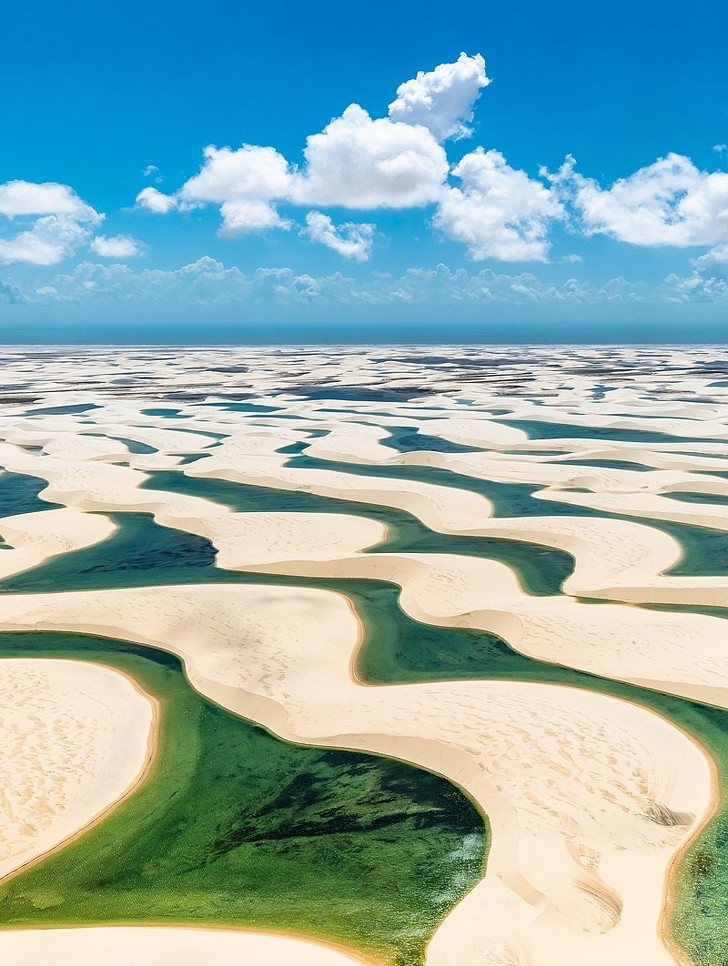 Những cồn cát trắng ở công viên quốc gia Lençóis Maranhenses trải rộng hơn 1.000 km2. Lượng mưa hàng năm ở nơi đây khoảng 1.193 mm mỗi năm nên không được coi là sa mạc chính thống. Tuy nhiên, người dân địa phương và du khách vẫn gọi địa điểm này là sa mạc.