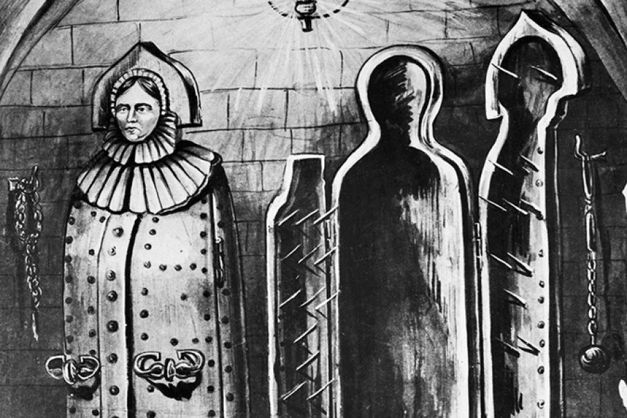 Biết được có nhiều kẻ dòm ngó vợ của mình, vua Nabis sai người tạo ra một "cỗ máy" có hình hài gần giống diện mạo của vợ yêu để trừng phạt họ. Trên tay, chân và ngực của "cỗ máy" này có rất nhiều đinh sắt nhọn.