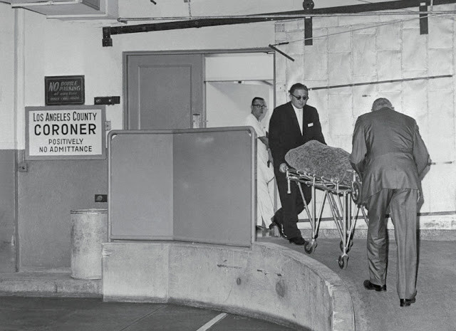 Tại đây, các chuyên gia tiến hành khám nghiệm thi thể Marilyn Monroe xem nữ diễn viên có bị đầu độc hay bị giết hại không.