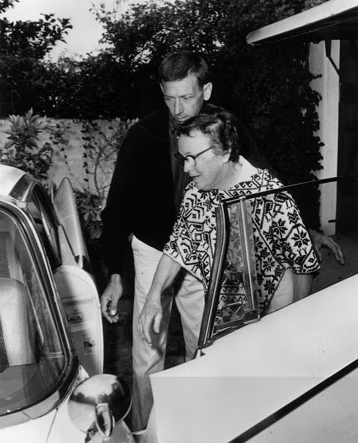 Eunice Murray - quản gia của Marilyn Monroe - rời khỏi căn hộ sau khi phát hiện nữ diễn viên qua đời. Mời độc giả xem video: Đấu giá kho ảnh 3.700 bức về Marilyn Monroe (nguồn: VTC14)